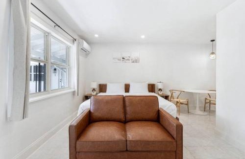 Parkside House | 1941 number 4 BRAND NEW Charming Hollywood apt