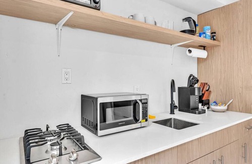 Parkside House | 1941 Washington #1 · Stunning newly updated apartment