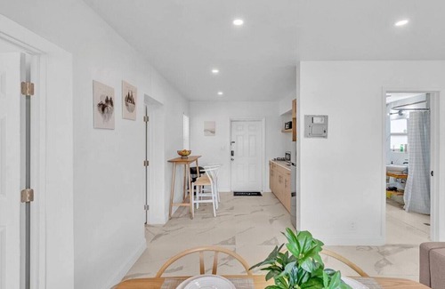 Parkside House | 1941 Washington #1 · Stunning newly updated apartment