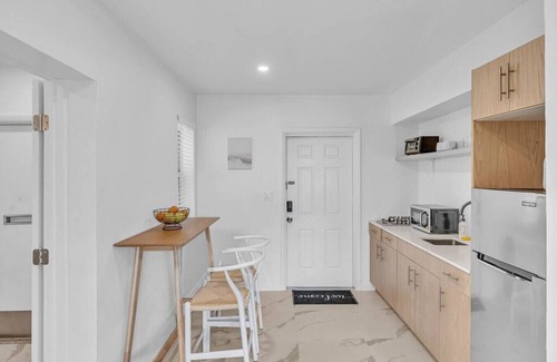 Parkside House | 1941 Washington #1 · Stunning newly updated apartment