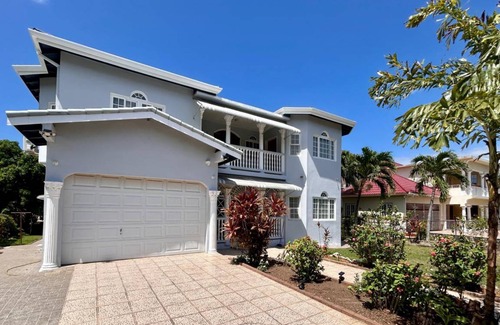 Runaway Bay Villa | 195 m² Villa ∙ 5 bedrooms ∙ 14 guests