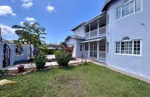 Runaway Bay Villa | 195 m² Villa ∙ 5 bedrooms ∙ 14 guests