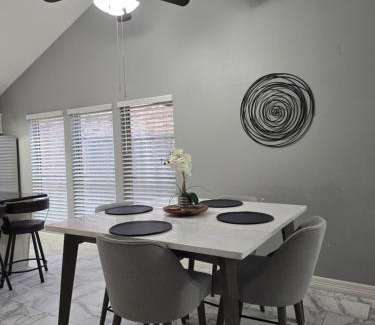 Clodine House | 1976HoustonGem Luminous PvTPool & HotTub DT20mins for LRG Families 6Beds 2Bath