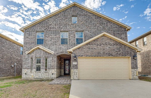 Grand Prairie House | 199 m² House ∙ 4 bedrooms ∙ 10 guests