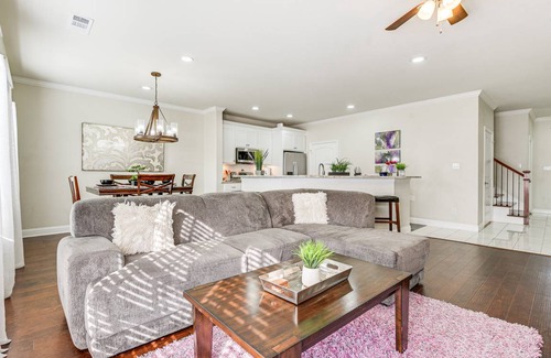 Grand Prairie House | 199 m² House ∙ 4 bedrooms ∙ 10 guests