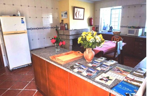 Vila Ruiva Cottage | 19th Centry Farmhouse Getaway - Sleep 12-14 W/pool