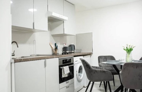 Kensal Green Apartment | 1B Apartment, 30 mins to Oxford Street, Sleeps 4.