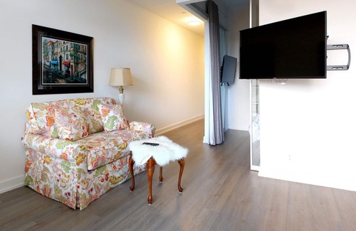 Forest Hill South Condo | 1BDR/2BD/1BA luxury boutique condo in Forest Hill(long term)