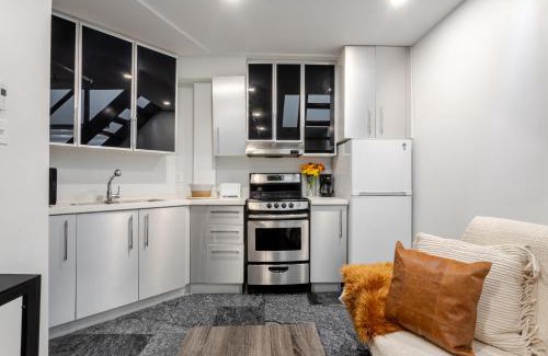Downtown Montreal Apartment | 1BDR Mezzanine-Bishop-Vibe Central MTL