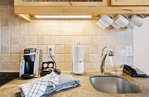 Kimball Junction Condo | 1Bdrm Hideaway | Private Hot Tub, King Bed, Fireplace + Great Spot