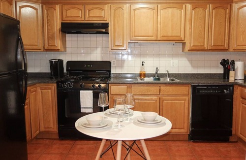 Forest Hill Apartment | 1Bed 1Bath Apt near EWR, Parking 18' from Penn St.