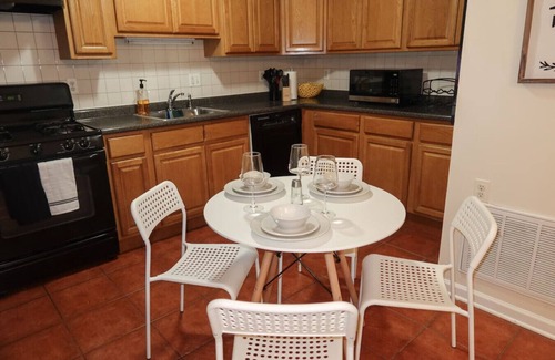 Forest Hill Apartment | 1Bed 1Bath Apt near EWR, Parking 18' from Penn St.
