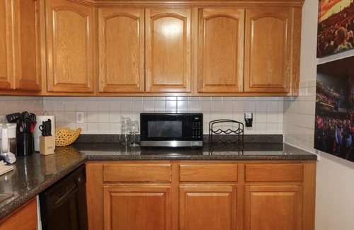 Forest Hill Apartment | 1Bed 1Bath Apt near EWR, Parking 18' from Penn St.