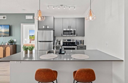 Lyn-Lake Apartment | 1Bed Eat Street Apt W/Lounge + Gym +Whittier Park