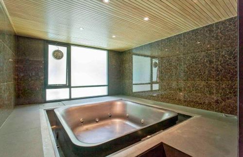 Khlong Toei Apartment | 1Bedroom King Bed Fast Wifi Gym 00 Big Pool Checkin24h