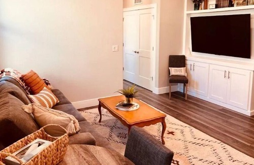 Roseville House | 1BR/1BA Suite on the Green Private entrance, full kitchen, washer/dryer