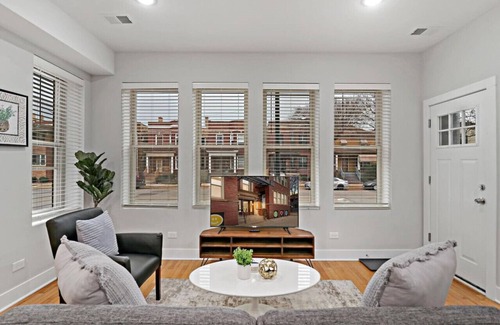 Andersonville Apartment | 1BR Deluxe Apartment near Shops & Cafés