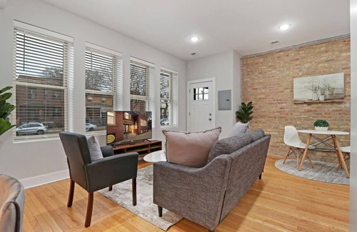 Andersonville Apartment | 1BR Deluxe Apartment near Shops & Cafés