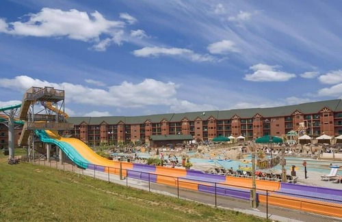 Lake Delton Condo | 1br Deluxe Condo Indoor & Outdoor Fun!