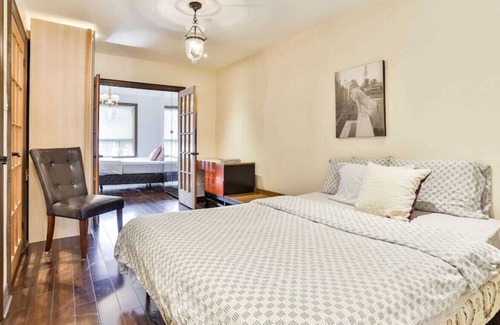 Trinity - Bellwoods House | 1BR+ Den with parking and WFH desk near Dwntn Toronto