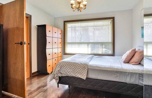 Trinity - Bellwoods House | 1BR+ Den with parking and WFH desk near Dwntn Toronto