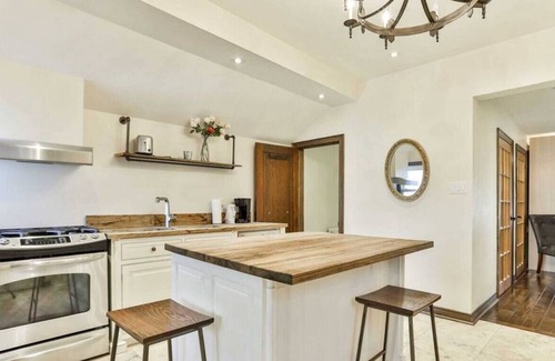 Trinity - Bellwoods House | 1BR+ Den with parking and WFH desk near Dwntn Toronto