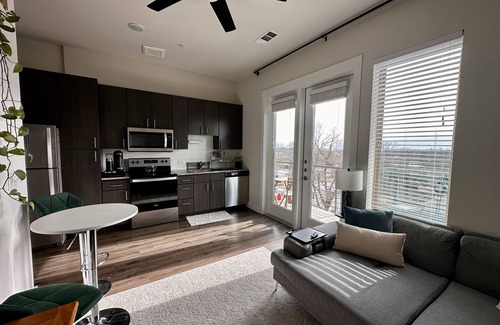 Highland Apartment | 1BR Downtown Gem Prime Amenities