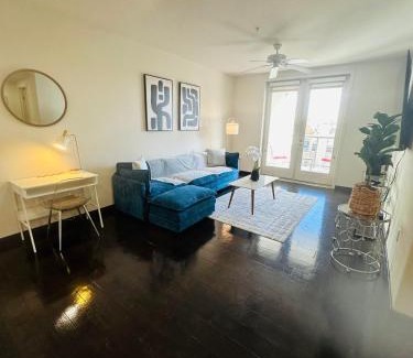 Los Angeles Apartment | 1BR Hollywood Luxury, Pool Views, Gym I Free Parking!