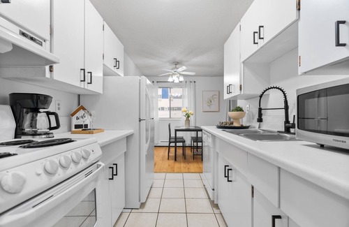 Fort McMurray Apartment | 1BR | Perfect Location| w/ Parking & Fast WiFi
