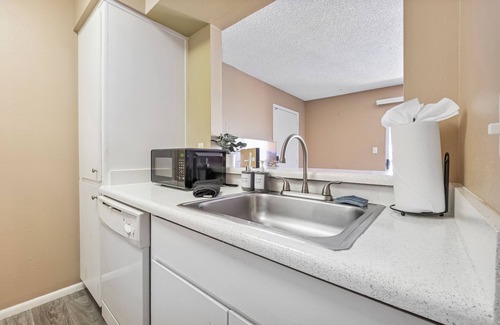 Mesa Apartment | 1BR/Pool/Gym/1 Mi To Banner Hospital