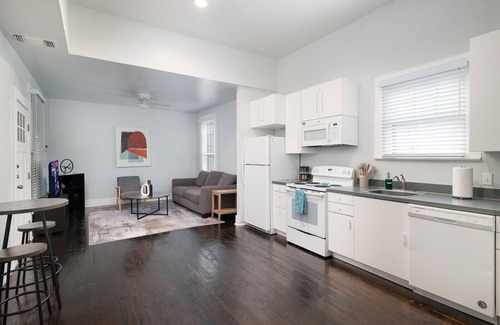 Southtown Condo | 1BR Riverwalk Loft Remote-Work Ready Fast Wi-Fi W/D 30+ Nights Monthly