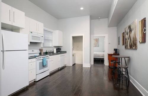 Southtown Condo | 1BR Riverwalk Loft Remote-Work Ready Fast Wi-Fi W/D 30+ Nights Monthly
