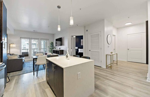 Cherry Apartment | 1BR Stylish Apt | Pool, Gym, Parking & Laundry | Near DT