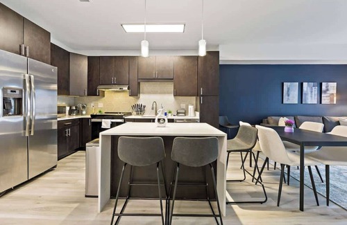 Cherry Apartment | 1BR Stylish Apt | Pool, Gym, Parking & Laundry | Near DT