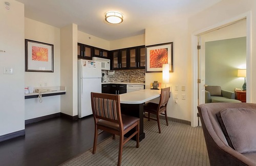 Anaheim Resort Hotel | 1BR Suite w/Kitchen just 2 Miles from Disney Reso