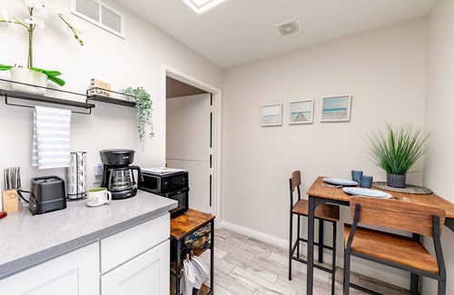 Costa Mesa Apartment | 1BR Suite w/Smart TV, WIFI, Pet Friendly, Parking & Kitchenette near Disneyland