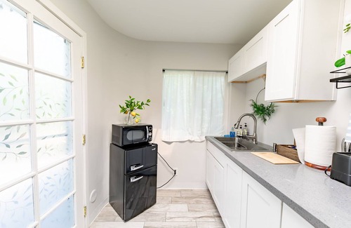 Costa Mesa Apartment | 1BR Suite w/Smart TV, WIFI, Pet Friendly, Parking & Kitchenette near Disneyland