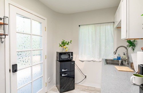Costa Mesa Apartment | 1BR Suite w/Smart TV, WIFI, Pet Friendly, Parking & Kitchenette near Disneyland