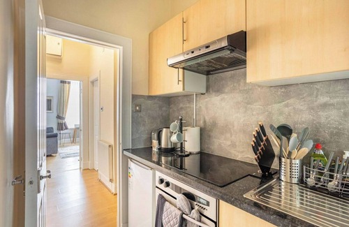 Central Aberdeen Apartment | 1BR Summit Holburn - Cosy Flat With Ultrafast Wifi