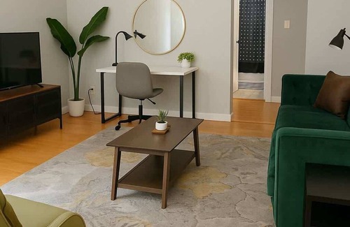 Chicago Apartment | 1BR Vibrant & Inviting Apt in Chicago
