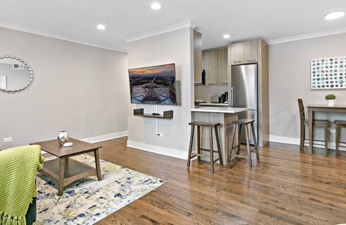 Lake View East Apartment | 1BR Well Lit, Modern & Complete Apt near Shops