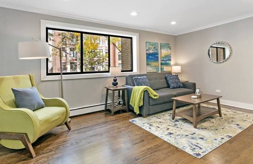 Lake View East Apartment | 1BR Well Lit, Modern & Complete Apt near Shops