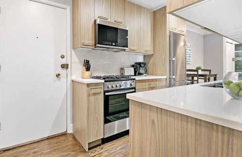 Lake View East Apartment | 1BR Well Lit, Modern & Complete Apt near Shops