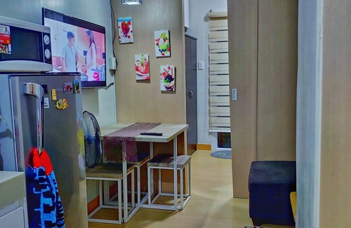 Novaliches Condo | 1BR with Balcony facing swimming pool (WIFI and Netflix)