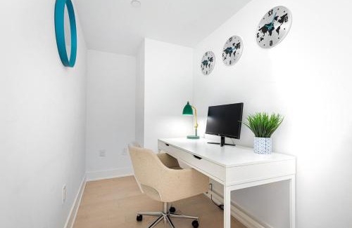 Bay Cloverhill Apartment | 1BR with Sofa Bed that sleeps 3 by Yorkville!