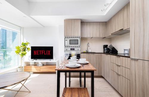 Bay Cloverhill Apartment | 1BR with Sofa Bed that sleeps 3 by Yorkville!