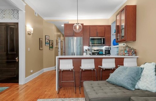 Near West Side Apartment | 1F Chicago's Little italy Graystone nearDowntown