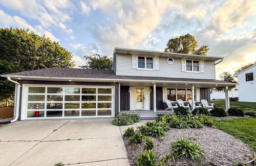 Ashwaubenon House | 1min walk to Lambeau!|King Bed