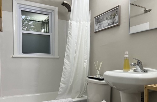 Owensboro Apartment | *1QUEEN BED/1 Bath DUPLEX APT! Full Kitchen, Pet Friendly!