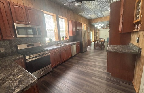 Elkader Apartment | 1st Floor 2BR Downtown + 2 Parking Spaces